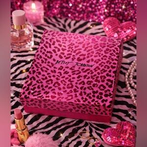 BETSEY JOHNSON GIFT BOX, pink fit Earrings or small objects EMPTY BOX